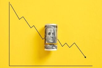 Bitcoin is rising sharply as USD continues to plummet
