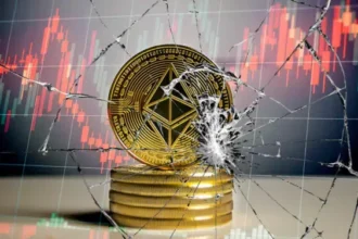 Una moneda con el logo de Ethereum detrás de un vidrio astillado.