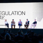 Mykolas Majauskas de Bybit conversando en el panel de Regulation Day 2025.