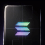 Un dispositivo electrónico con el logo de la red Solana.