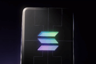 Un dispositivo electrónico con el logo de la red Solana.